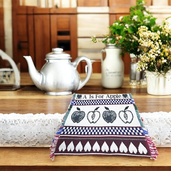 Farmhouse Apples & Hearts Table Runner Vintage Tapestry Country Cottage Linen - Picture 5 of 10